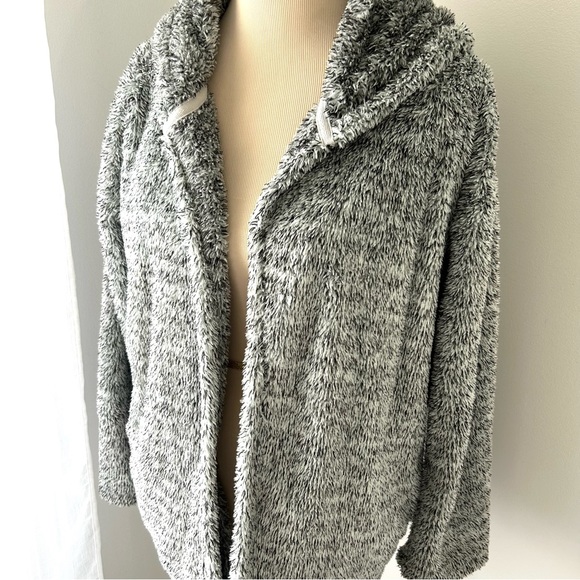 Billabong Jackets & Blazers - 🍂Women’s BILLABONG Fuzzy/Soft/Cozy Hooded Jacket w/Pockets. Gray/White. Large